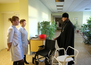 Община Сретенского храма в Заостровье передала в дар больнице медтехнику для инвалидов